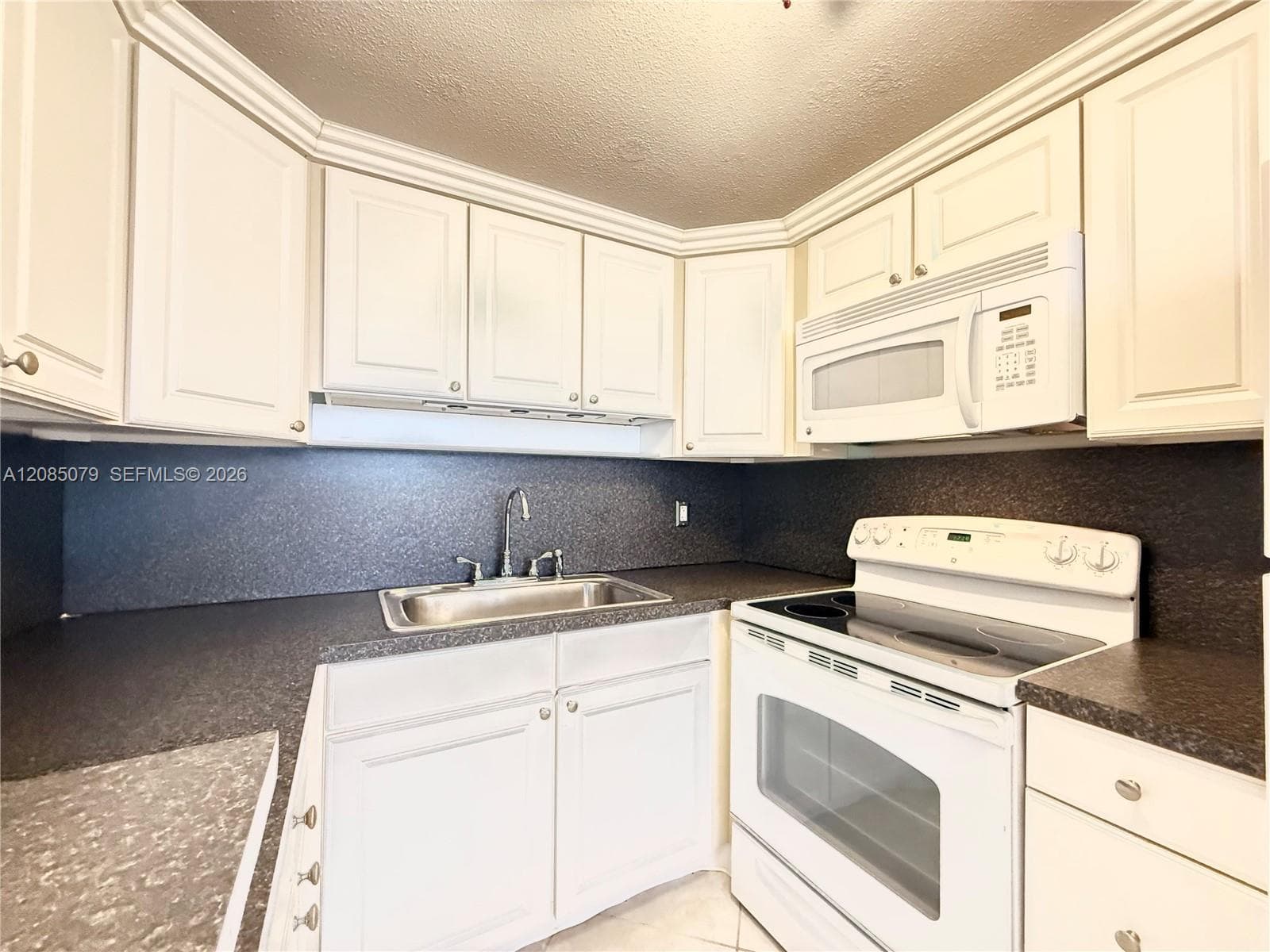 RONOLA APTS CONDO · #7 in Dania Beach - Photo 4