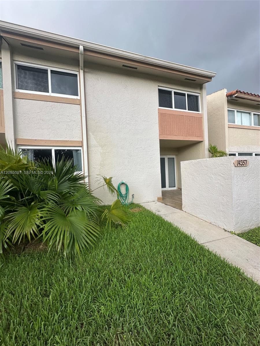 14357 Kendale Lakes Cir #14357 photo 3
