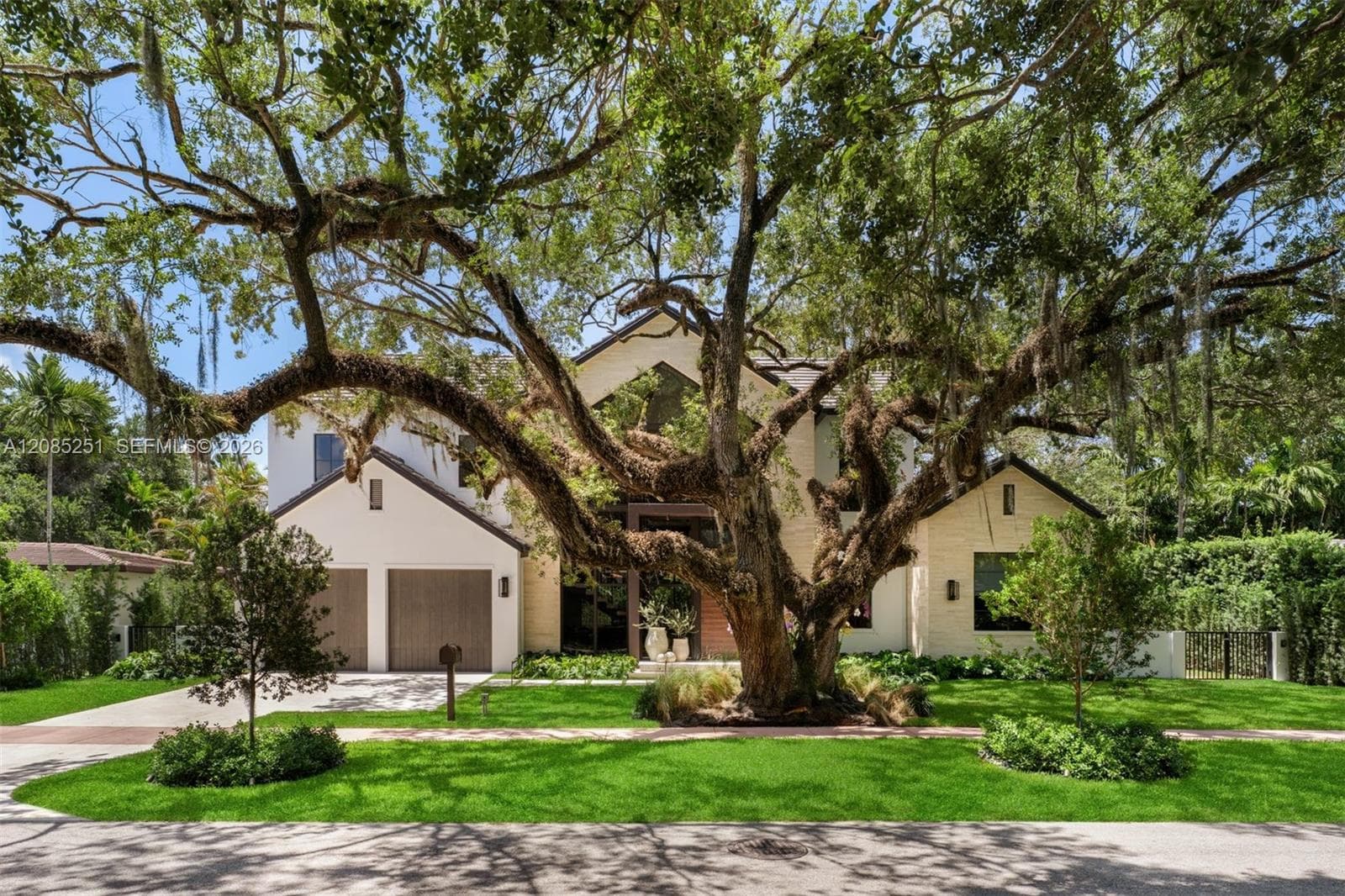 418 Castania Ave photo 1