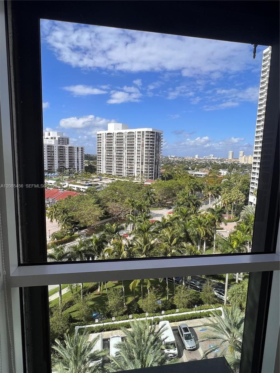 SOUTH TOWER AT THE POINT · #1206 in Aventura - Photo 9