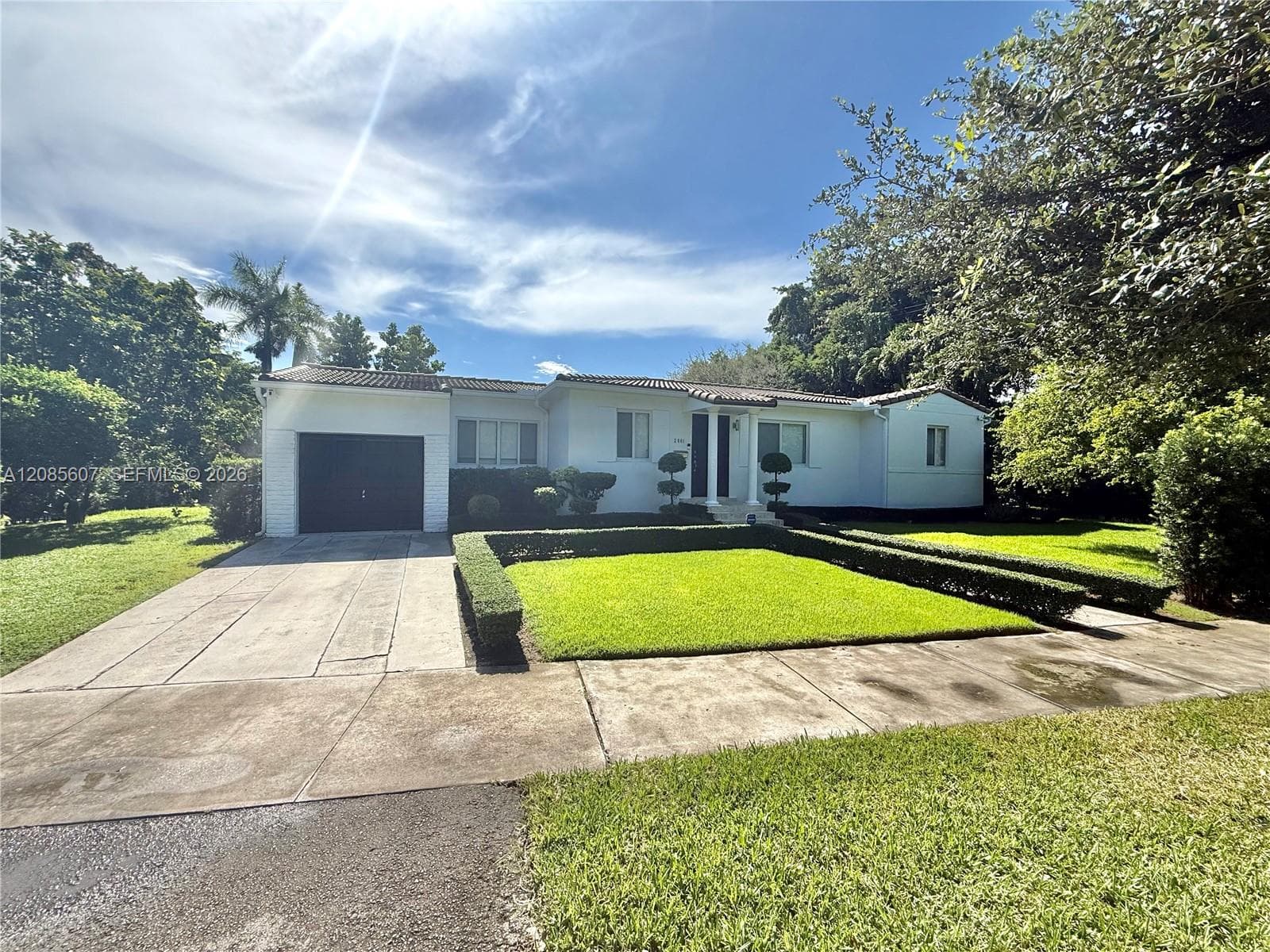 2001 Coral Gate Dr photo 2