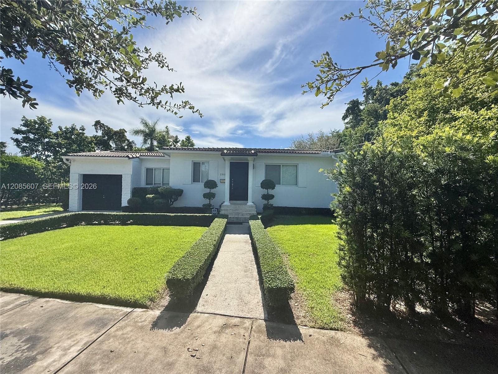 2001 Coral Gate Dr photo 4