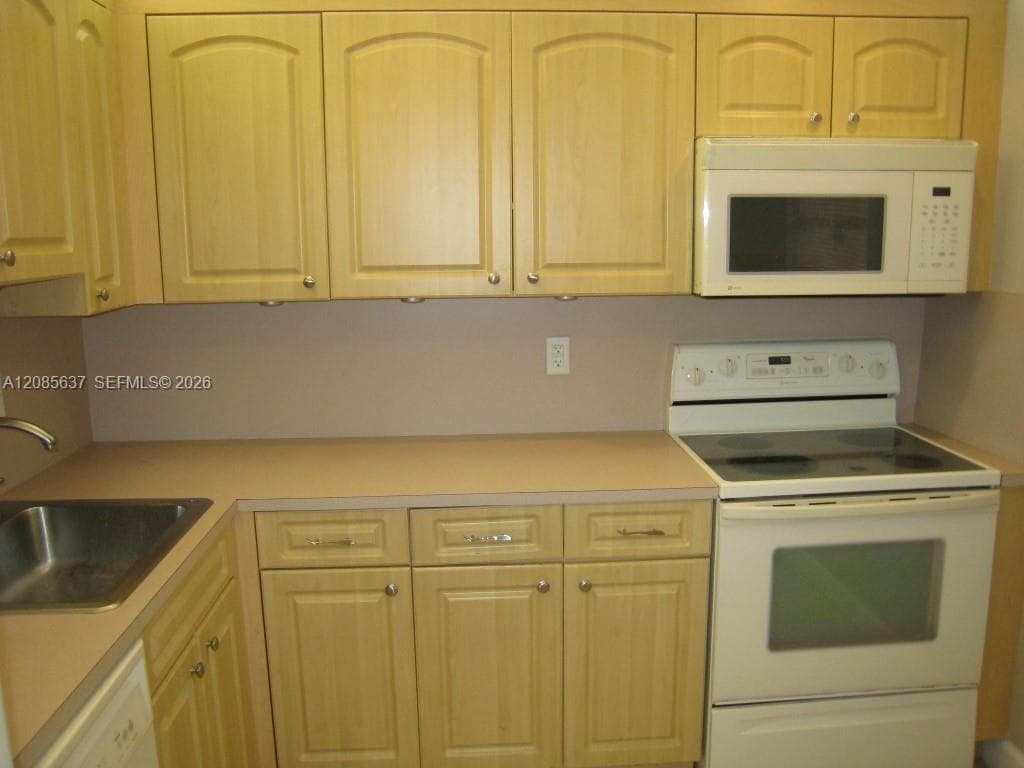 VILLAGE OF KINGS CREEK CO · #A-213 in Miami - Photo 3