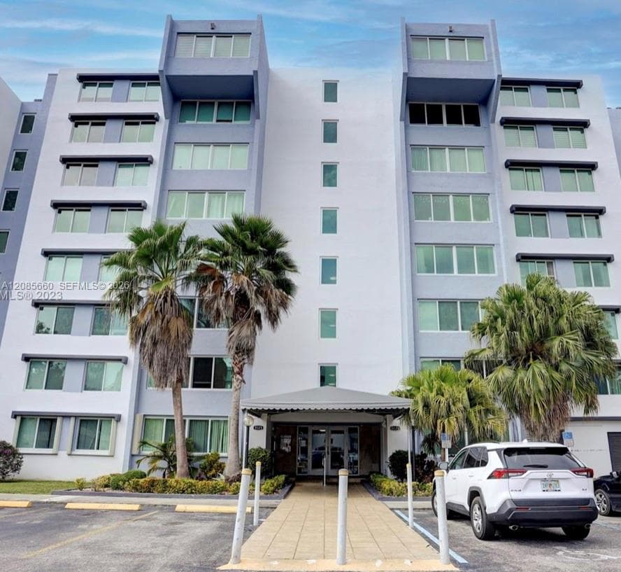 SUMMIT TOWER I OF DADELAN · #504 in Miami - Photo 21
