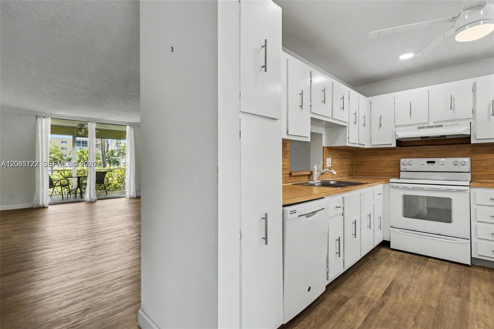 MEADOWBROOK LAKES CONDO · #103 in Dania Beach - Photo 3