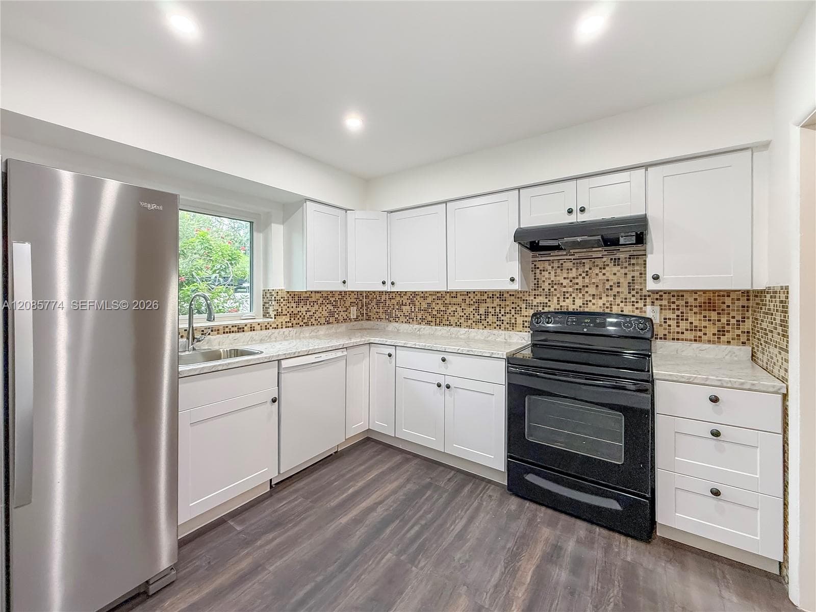 3128 Coconut Grove Dr photo 10