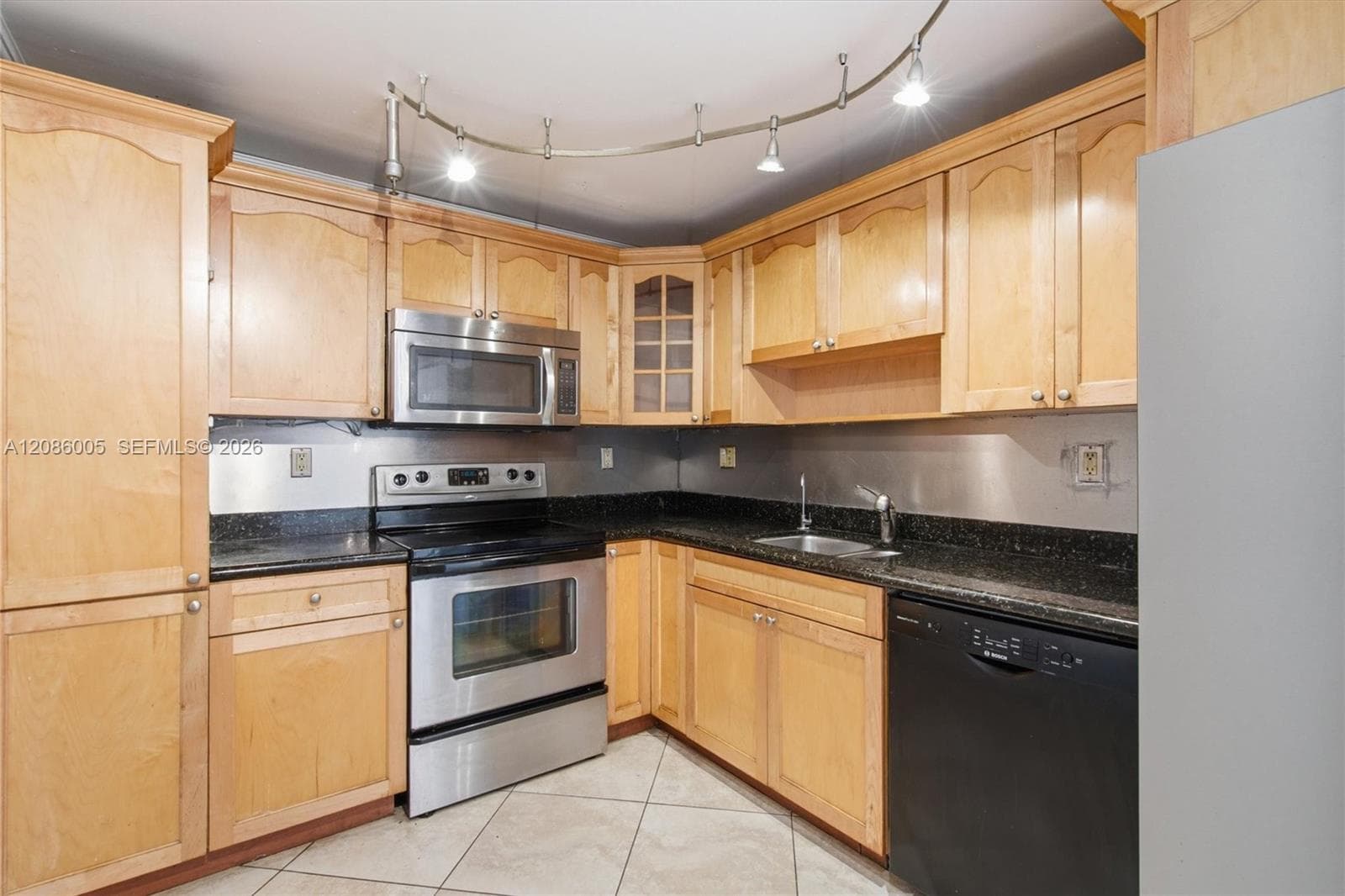 WINSTON TOWERS 700 CONDO · #2104 in Sunny Isles Beach - Photo 3
