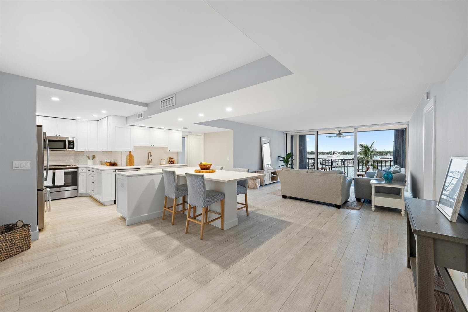 Kitchen & Dining