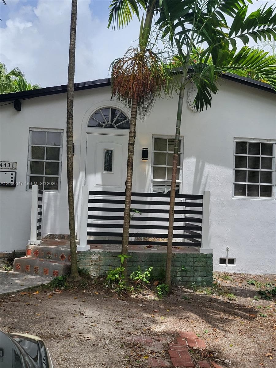 4431 SW 10th St photo 1