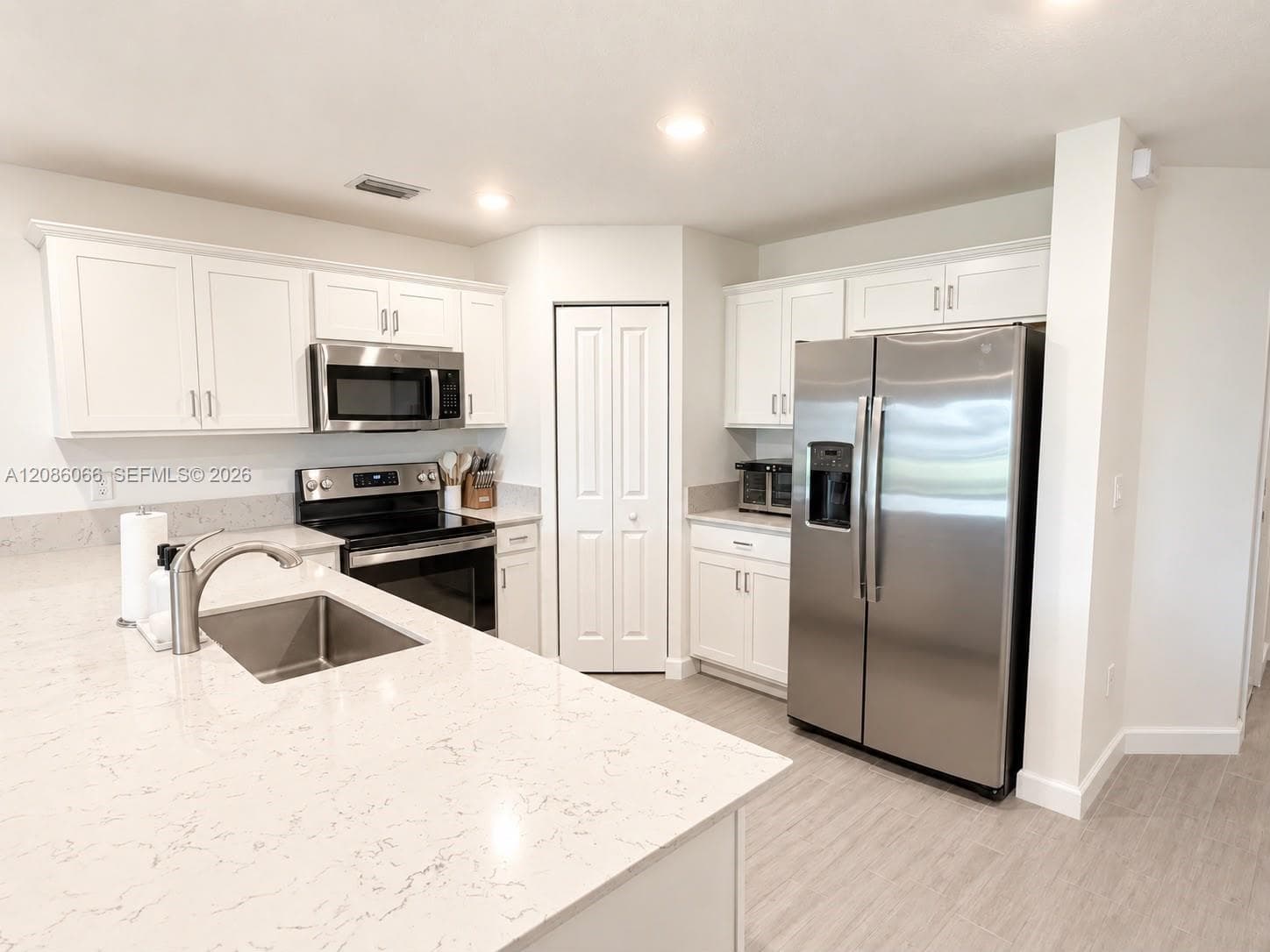 5013 Woods Edge Cir photo 4