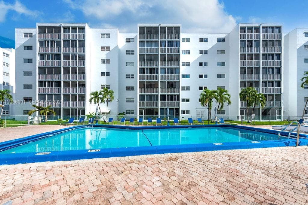 MEADOWBROOK · #106 in Hallandale Beach - Photo 27