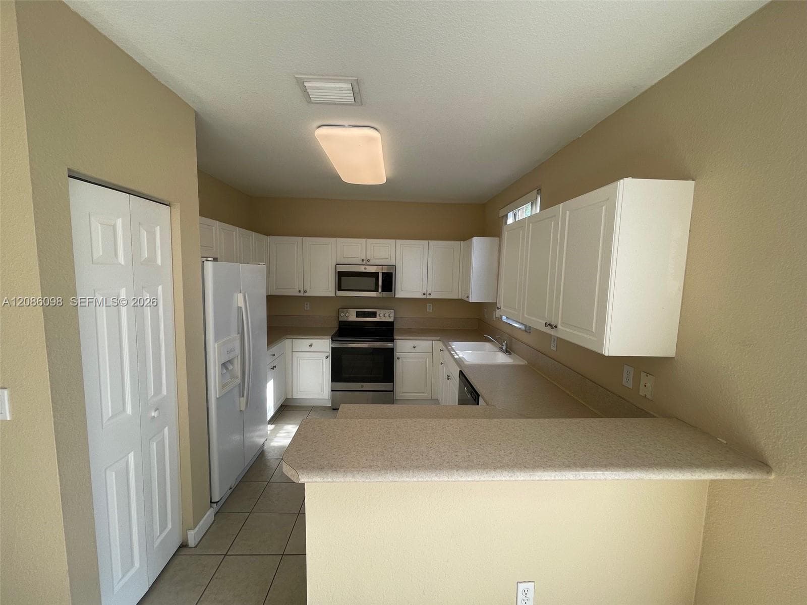 992 NE 41st Pl photo 3
