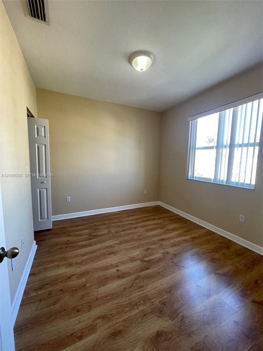 992 NE 41st Pl photo 8