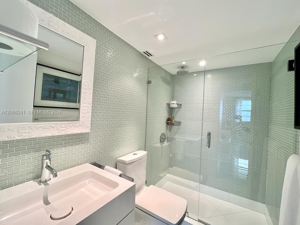 Commodore Club East · #405 in Key Biscayne - Photo 17