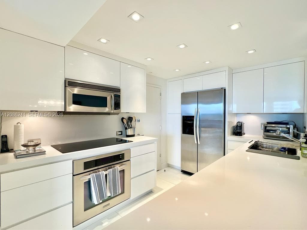 Commodore Club East · #405 in Key Biscayne - Photo 4