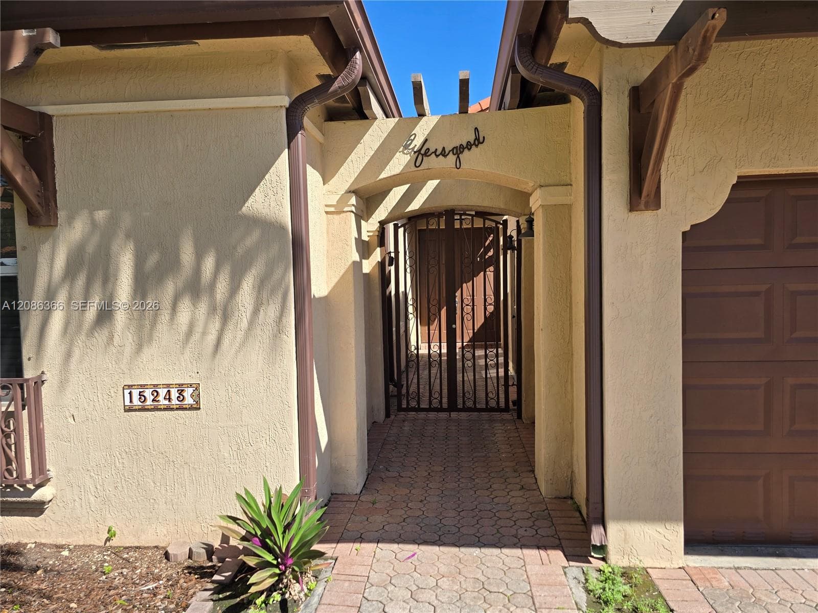 15243 SW 28 TE photo 4