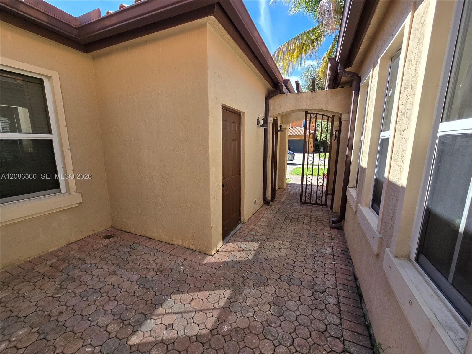 15243 SW 28 TE photo 8