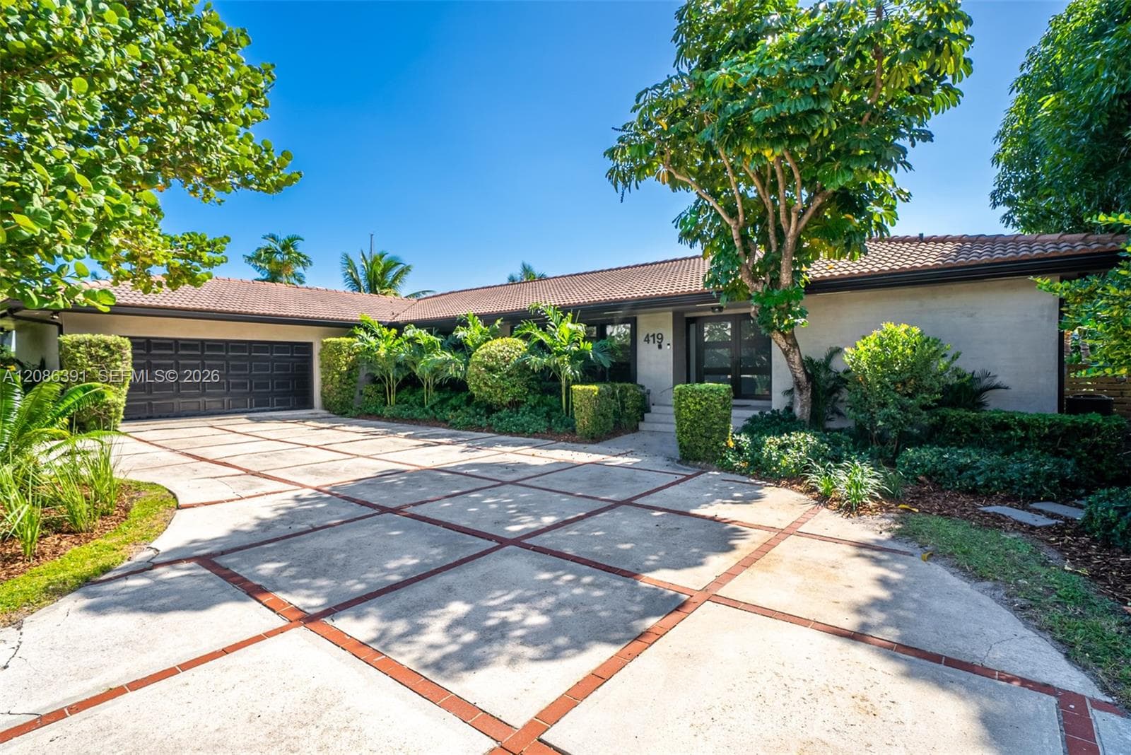 419 Alamanda Dr photo 2