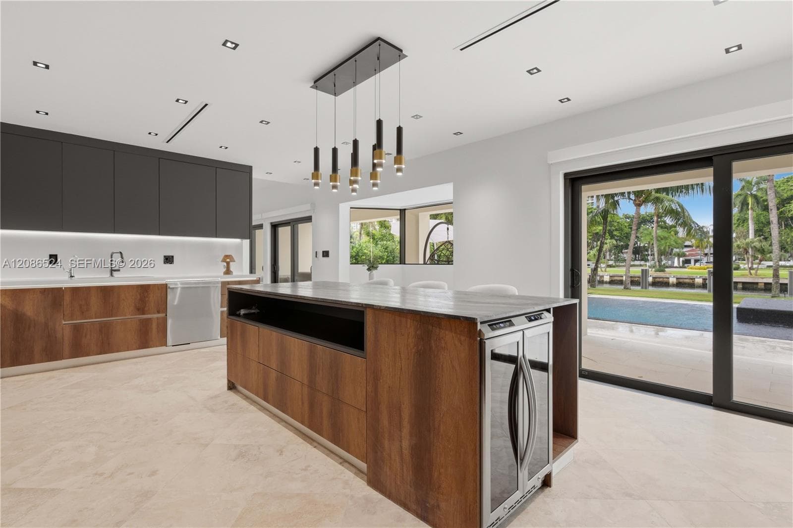 415 Holiday Dr photo 36
