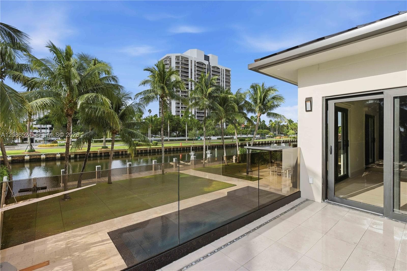 415 Holiday Dr photo 89