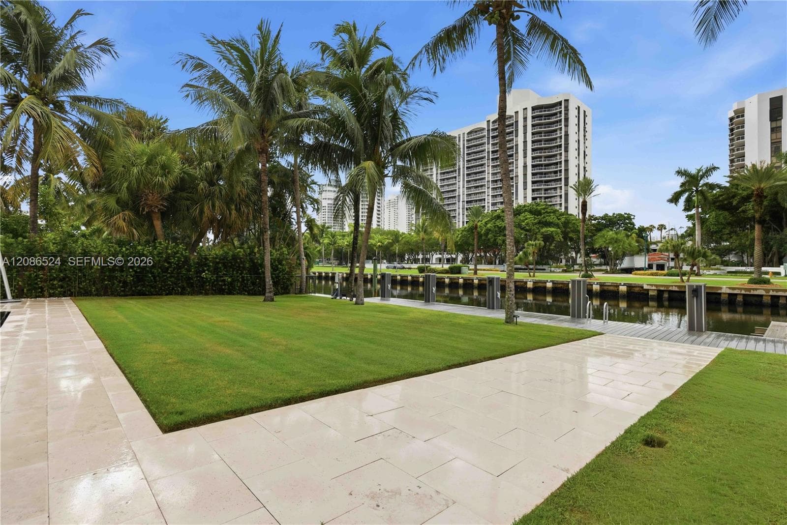 415 Holiday Dr photo 65
