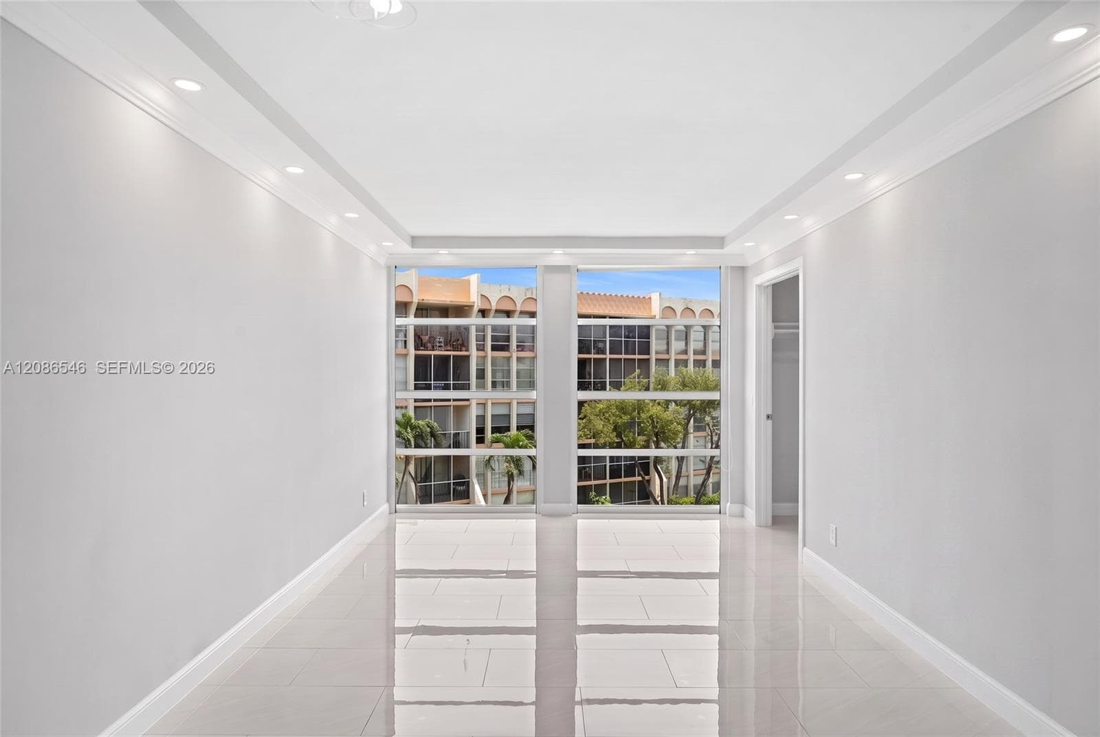 DESOTO · #411 in Hallandale Beach - Photo 9