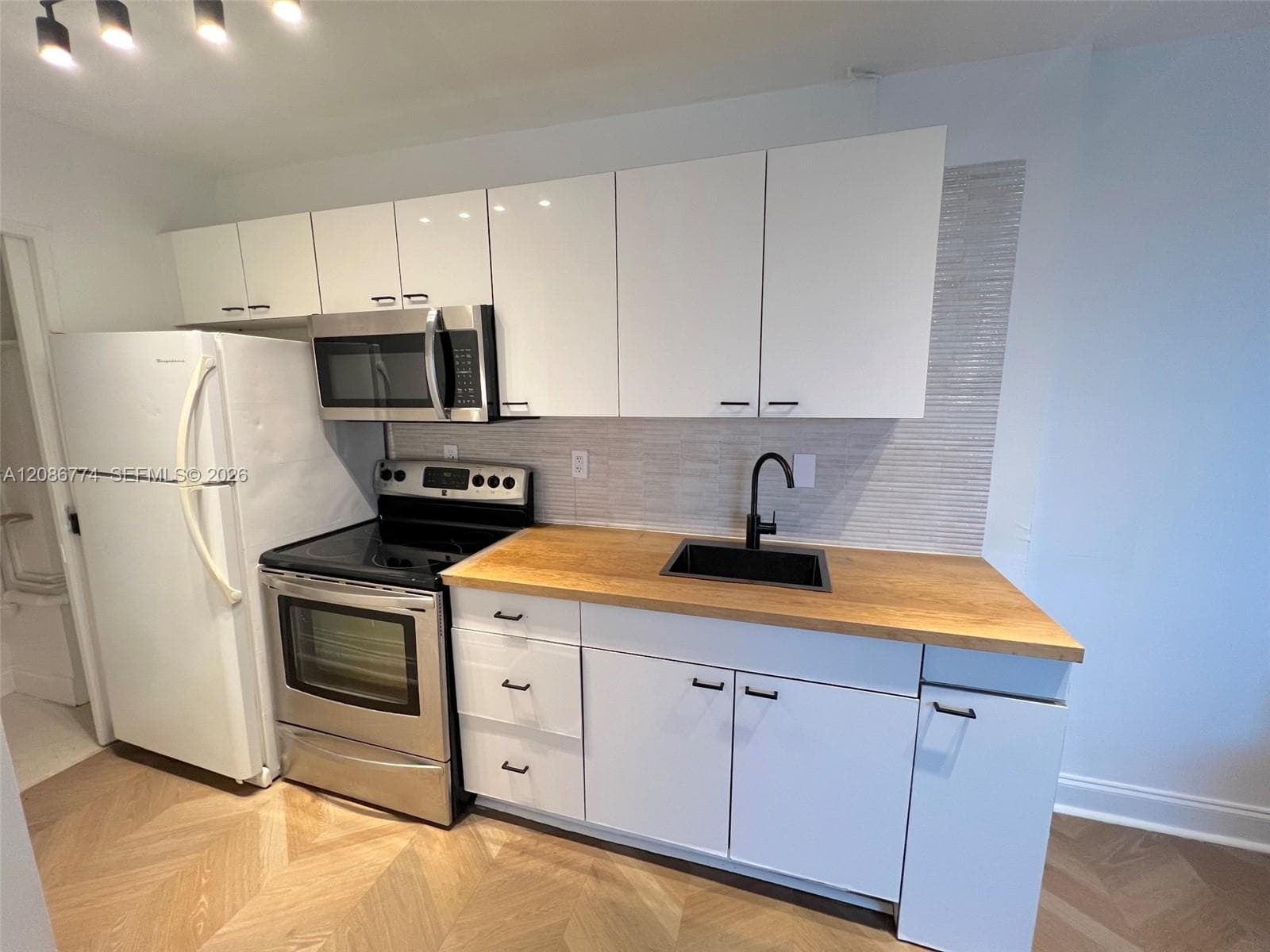 ISLANDER CONDO APTS · #604 in Miami Beach - Photo 3