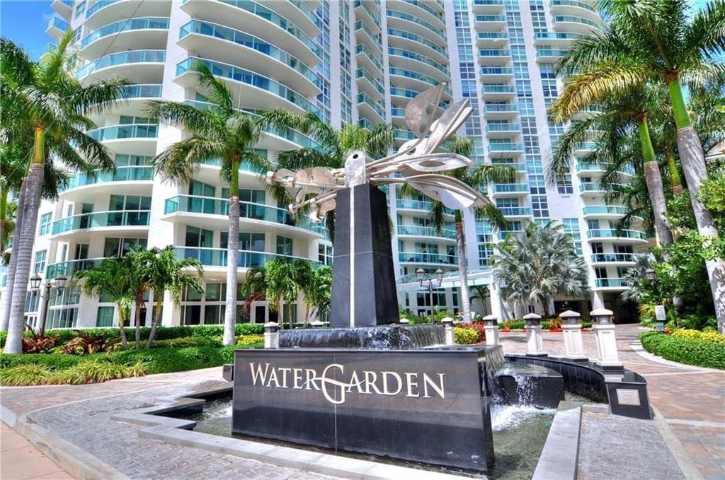 Entrance with fountain