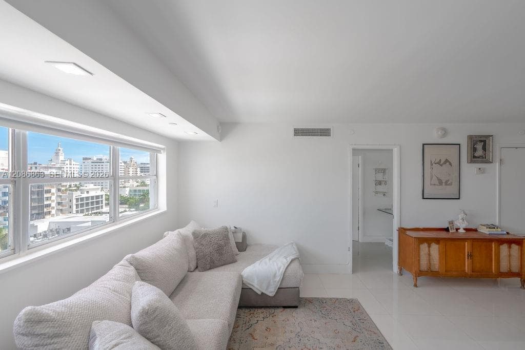Octagon Towers · #11D in Miami Beach - Photo 3