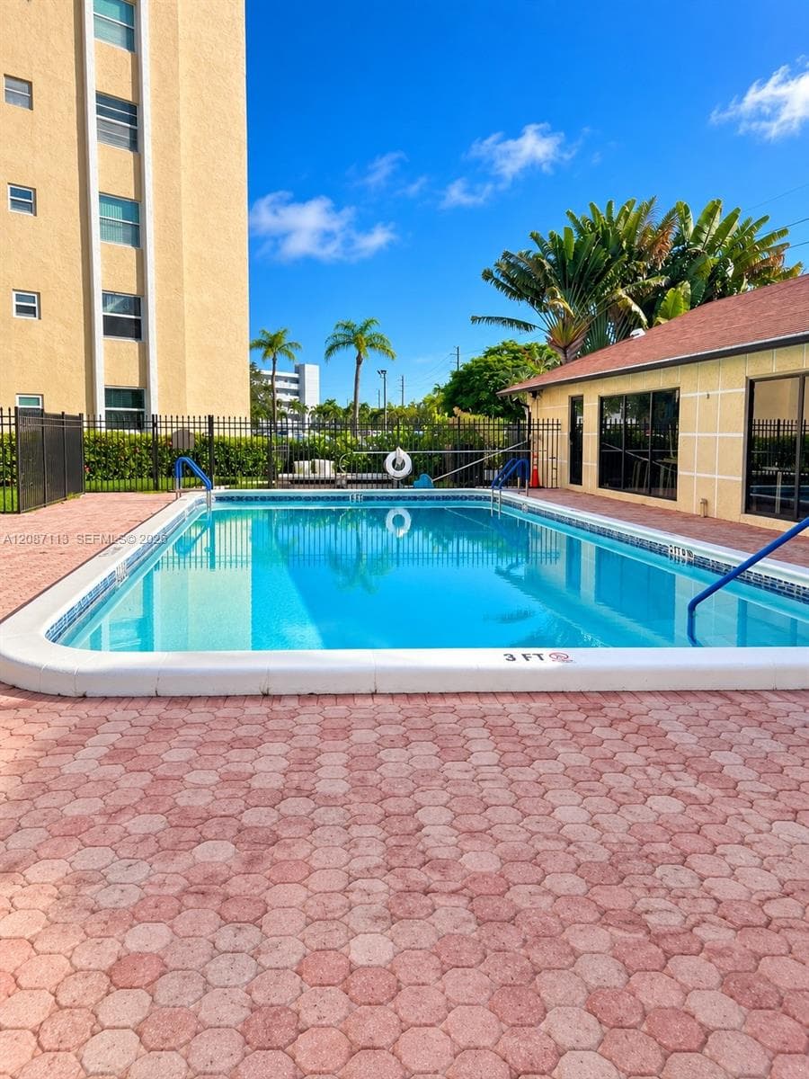 MEADOWBROOK LAKES VIEW CO · #408 in Dania Beach - Photo 6