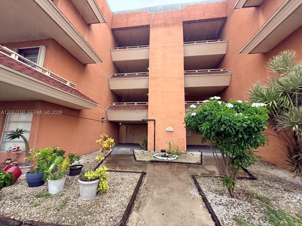 LAKEVIEW GARDENS AT MIAMI · #C4010 in Hialeah - Photo 2
