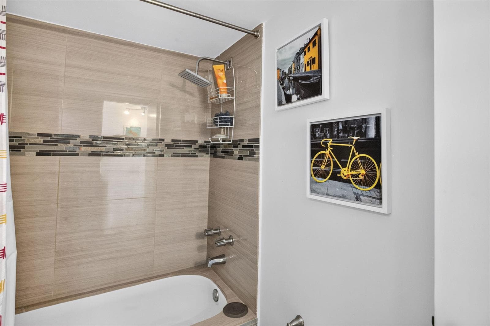 28-web-or-mls-Guest Bathroom 3_1