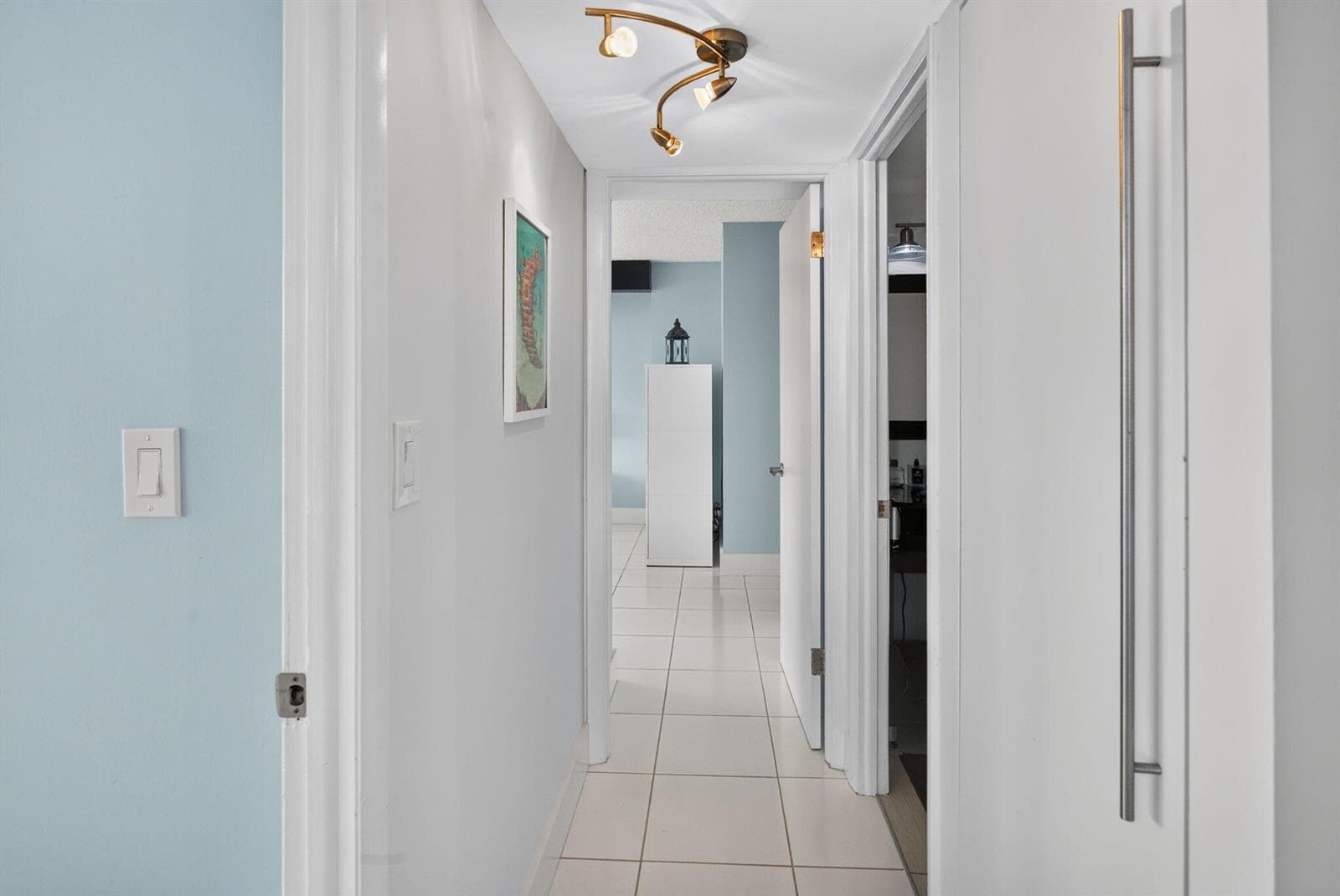 16-web-or-mls-Bedroom Hallway