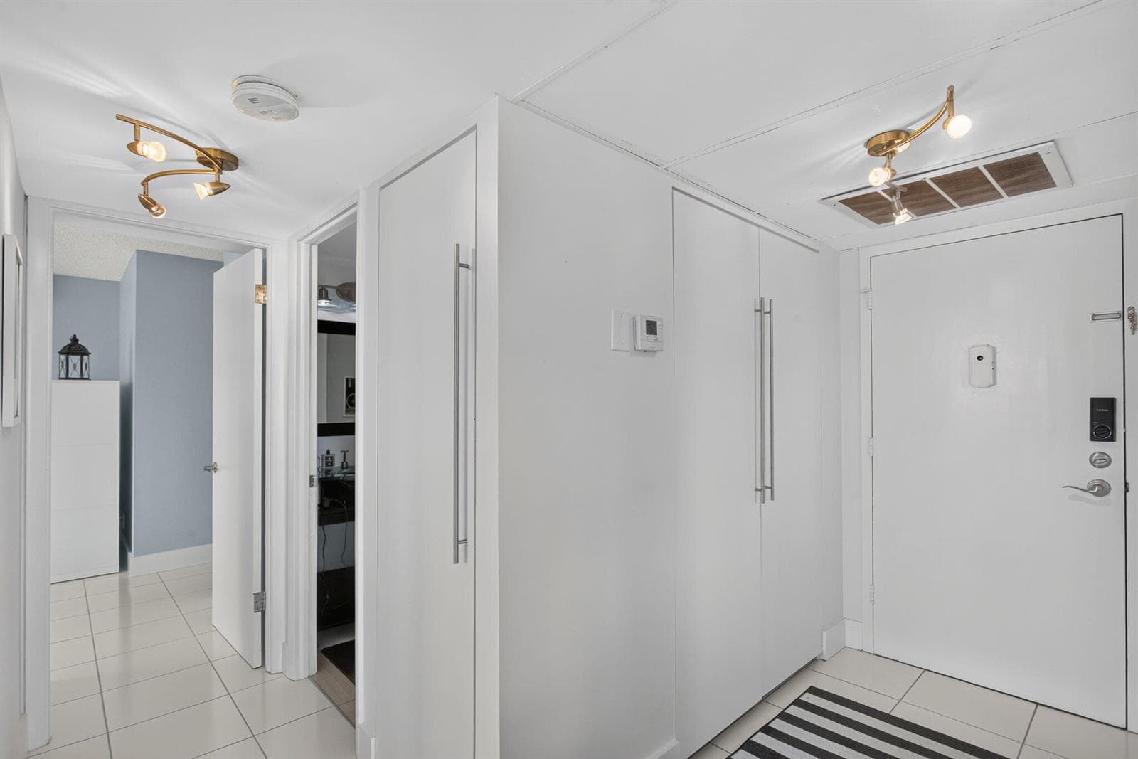 20-web-or-mls-Hallway-Foyer
