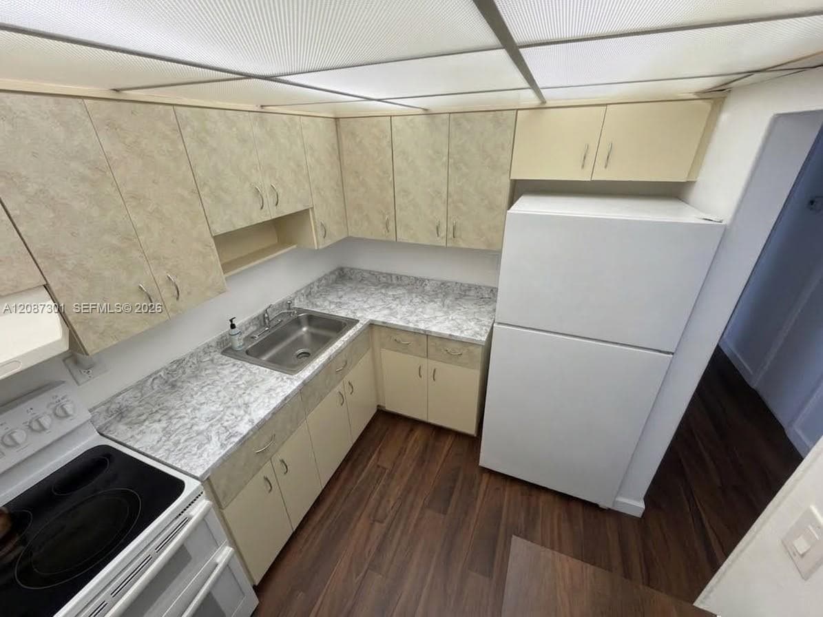 PARKSIDE TOWERS CONDO · #518 in Hallandale Beach - Photo 2
