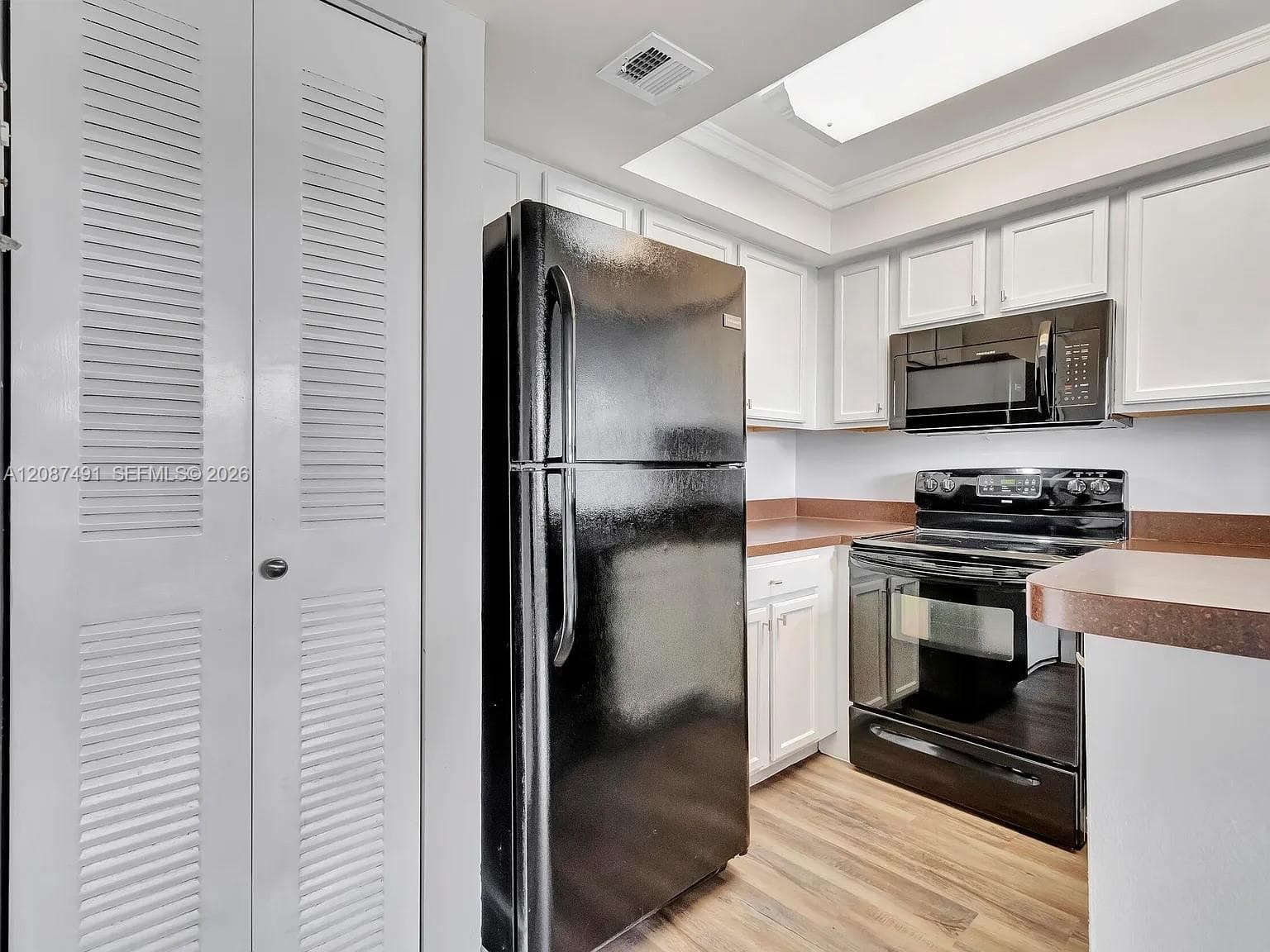 Clear Lake Club Condo · #28 in West Palm Beach - Photo 2
