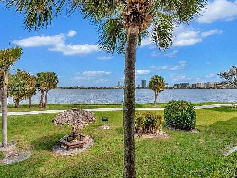 Clear Lake Club Condo · #28 in West Palm Beach - Photo 13