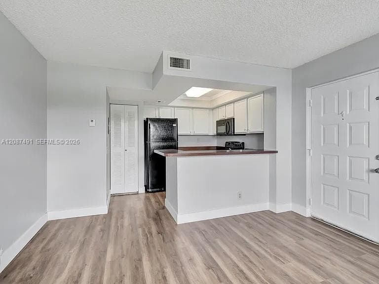 Clear Lake Club Condo · #28 in West Palm Beach - Photo 3