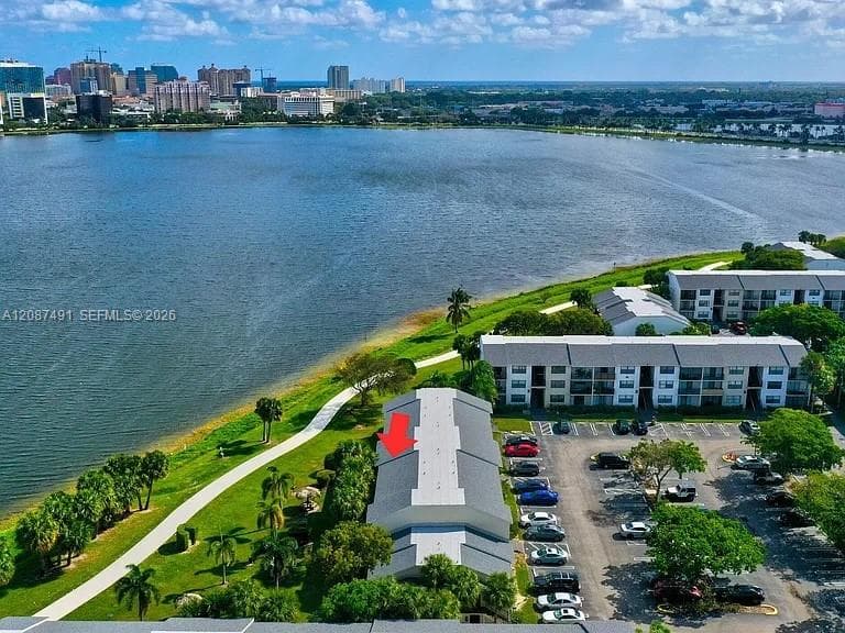 Clear Lake Club Condo · #28 in West Palm Beach - Photo 14