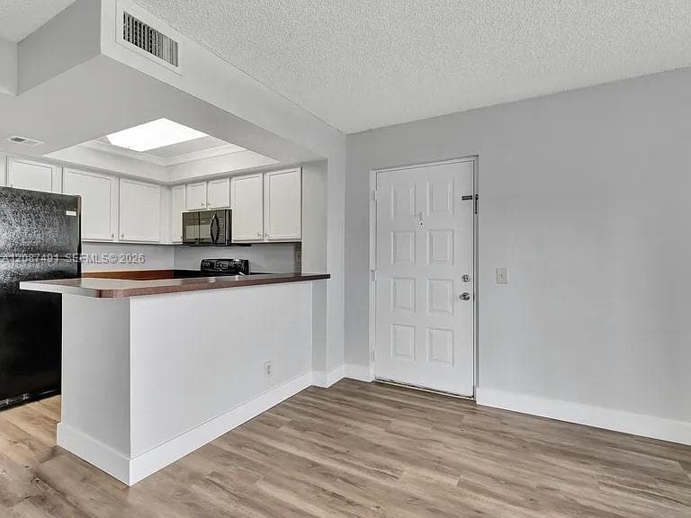 Clear Lake Club Condo · #28 in West Palm Beach - Photo 4