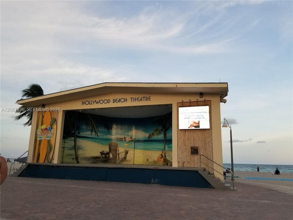 HOLLYWOOD BROADWAKLK BANDSHELL to go enjoy fun times near by
