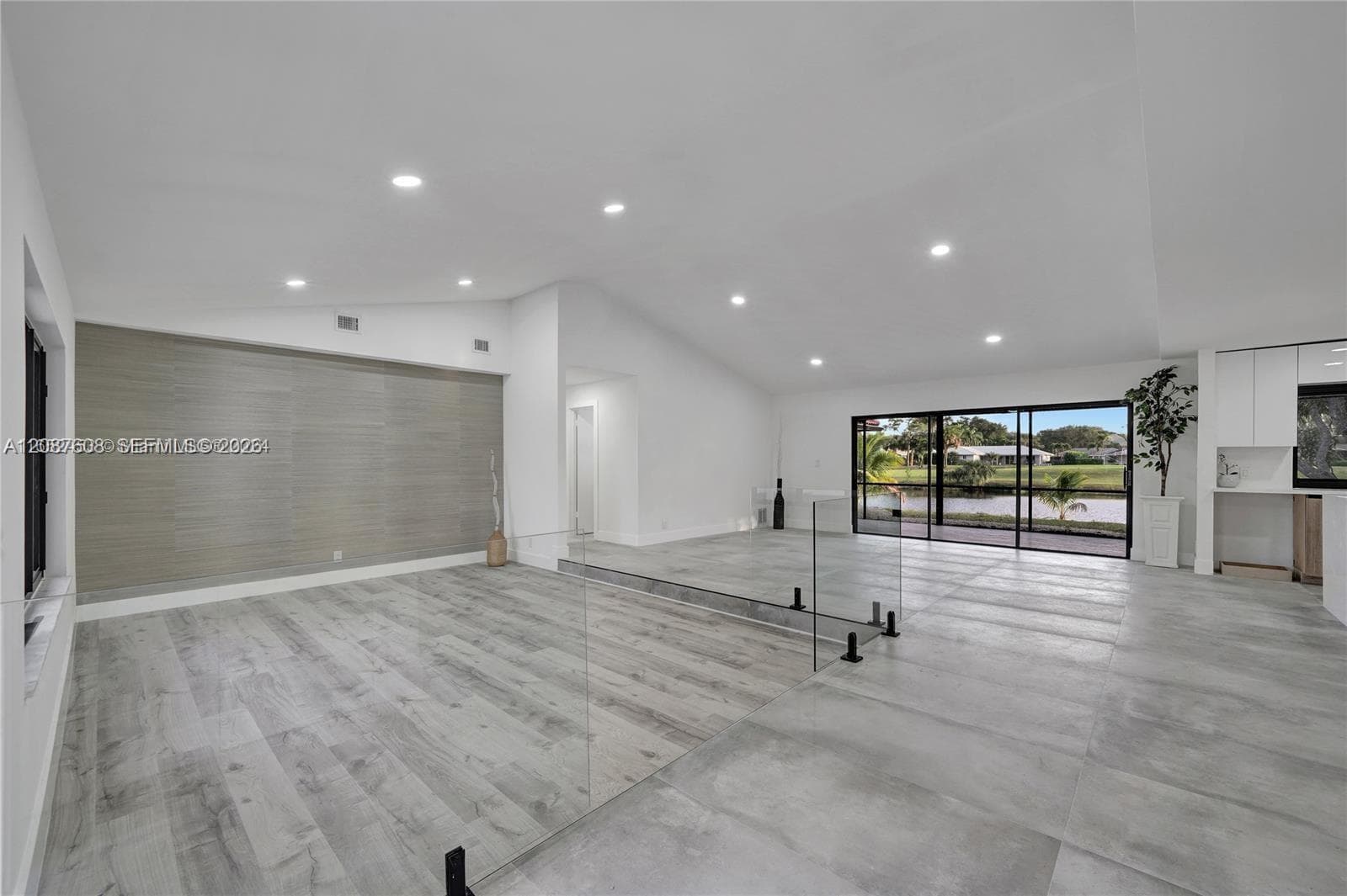 3352 Lakeview Blvd photo 2