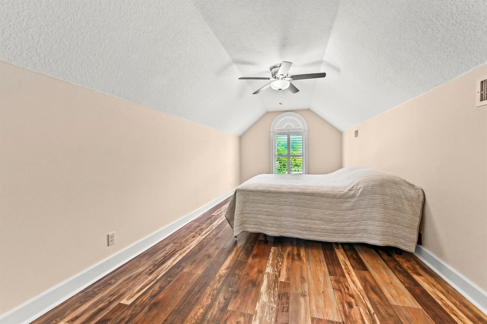 33 Bedroom 01