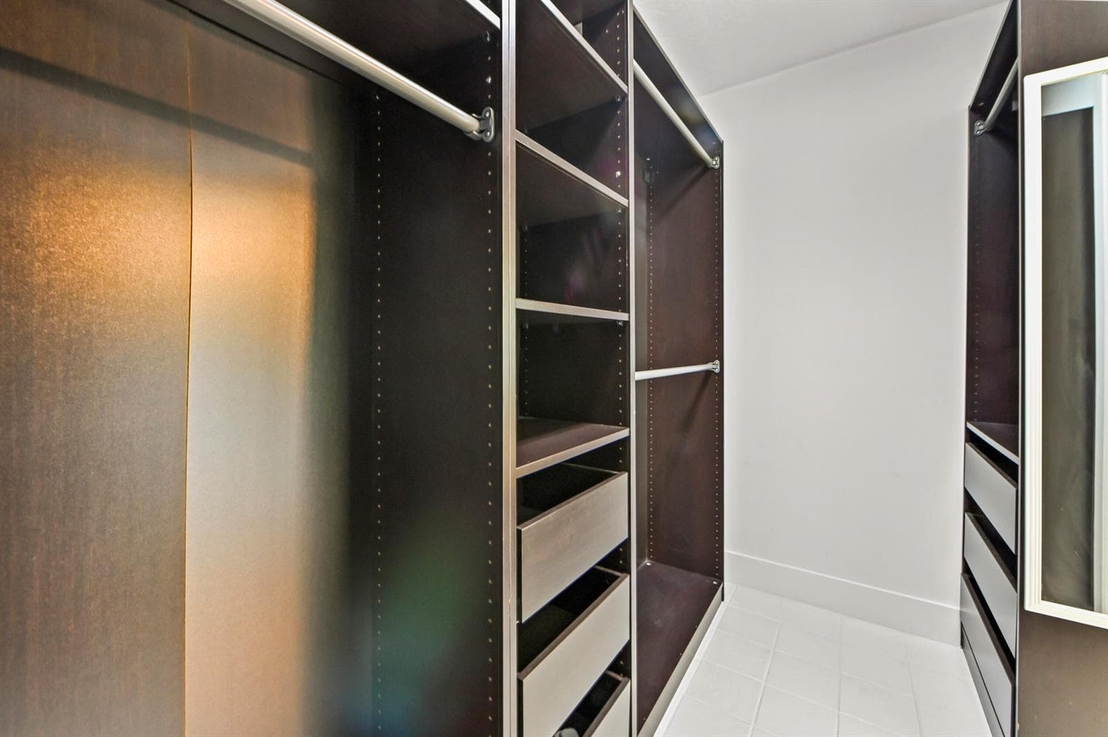 41 Closet 01