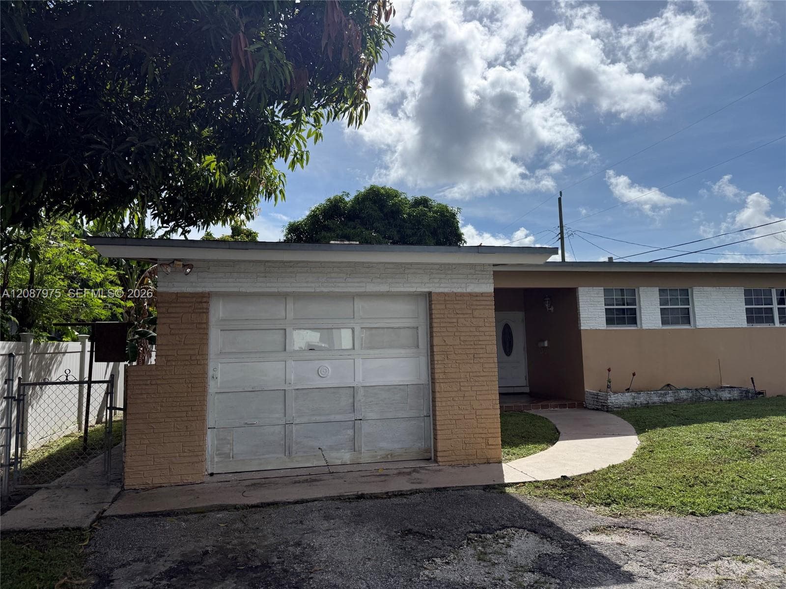 1409 S 24th Ter photo 2