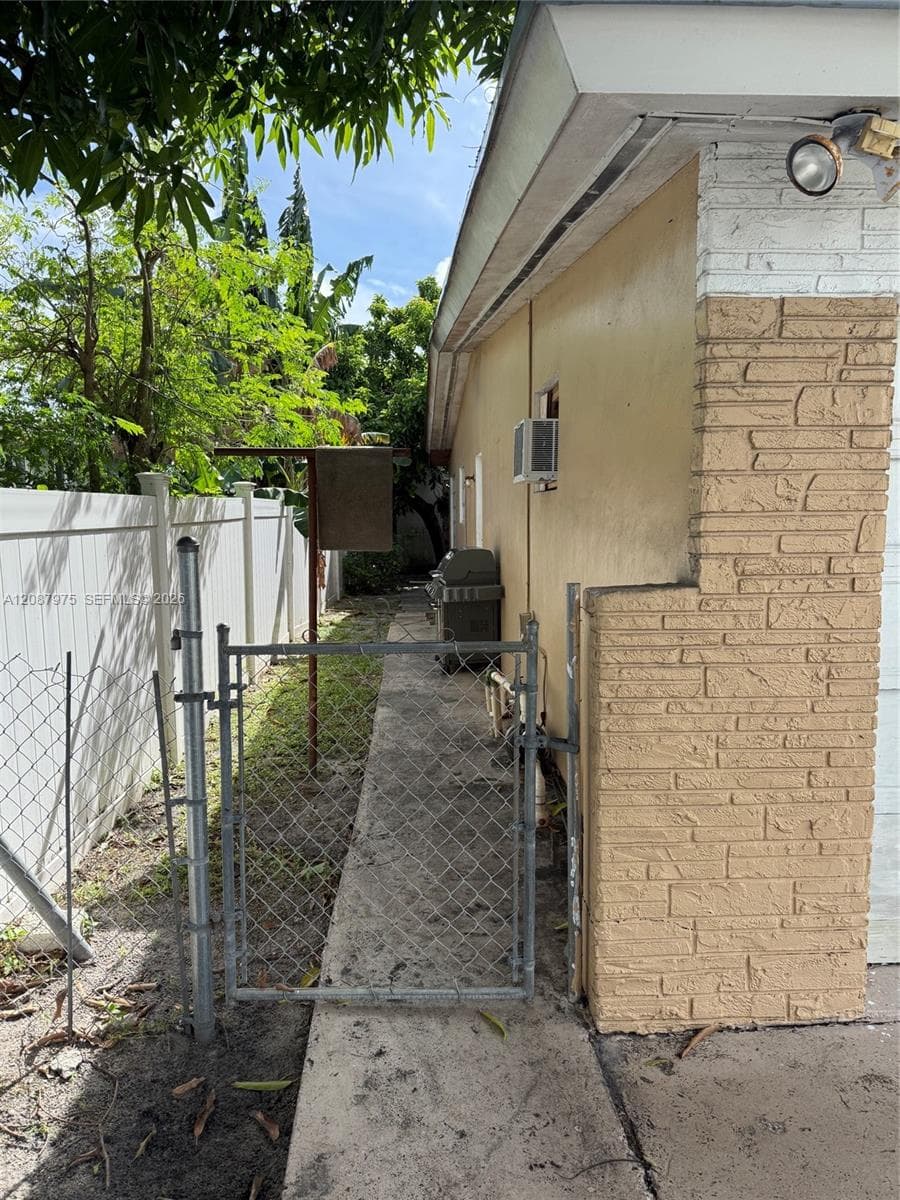 1409 S 24th Ter photo 16