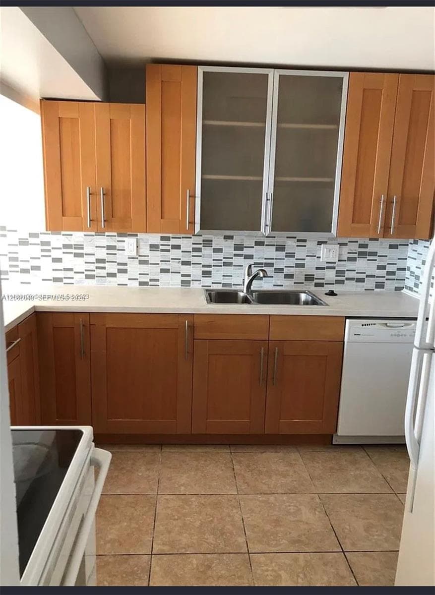 OLIMPUS · #807 in Hallandale Beach - Photo 3