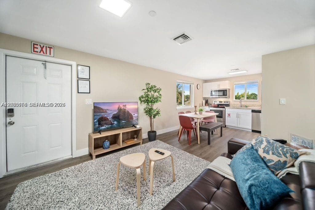 HOLLYWOOD TERRACE · #4 in Hollywood - Photo 2