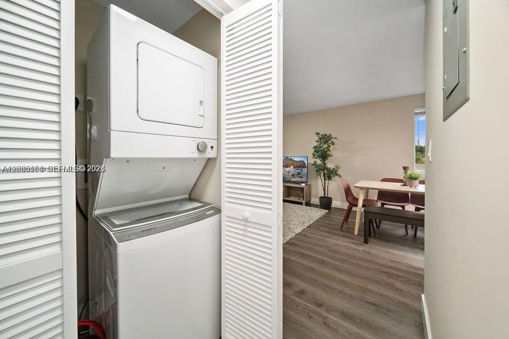 HOLLYWOOD TERRACE · #4 in Hollywood - Photo 14