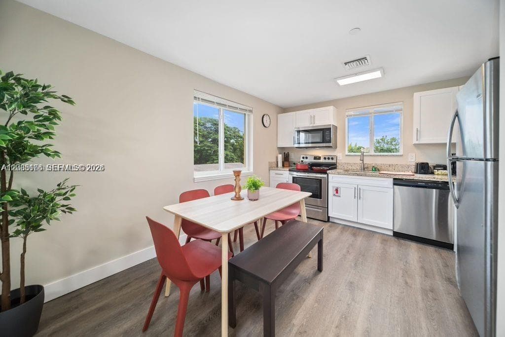 HOLLYWOOD TERRACE · #4 in Hollywood - Photo 4